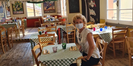Powiększ grafikę: wizyta monitorująca koordynatorki projektu -w restauracji La Marianna, widoczny charakterystyczny wystrój, przy stoliku p. Anna Pawelec
