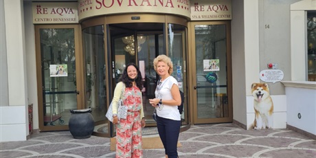 Powiększ grafikę: wizyta monitorująca koordynatorki projektu, przed hotelem Sovrano, od lewej: przedstawicielka Sistema Tourismo i p. Anna Pawelec, 