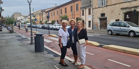 Powiększ grafikę: wędrując uliczkami Rimini - od lewej: p. Ewa Wardzińska, p. Anna Pawelec, p. Elwira Wiśniewska 