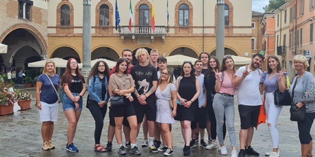 Powiększ grafikę: wycieczka do Rawenny - zdjęcie grupowe na Piazza del Popolo
