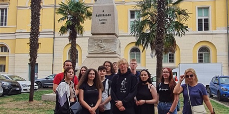Powiększ grafikę: wycieczka do Rawenny - zdjęcie grupowe pod pomnikiem Giuseppe Garibaldiego