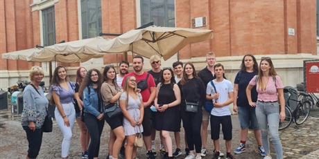 Powiększ grafikę: wycieczka do Rawenny - zdjęcie grupowe przed wejściem do Mercato Coperto
