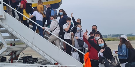 Powiększ grafikę: dzień wyjazdu - wspólne zdjęcie na lotnisku w Rimini,  wejście do samolotu 