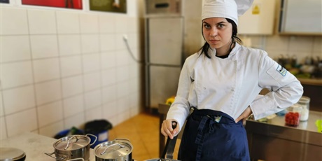 Powiększ grafikę: Klaudia podczas warsztatów kuchni włoskiej