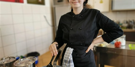 Powiększ grafikę: Julia podczas warsztatów kuchni włoskiej