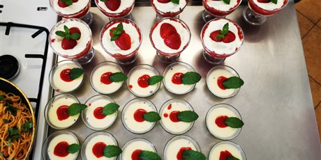 Powiększ grafikę: panna cotta w wersji letniej podczas warsztatów kuchni włoskiej