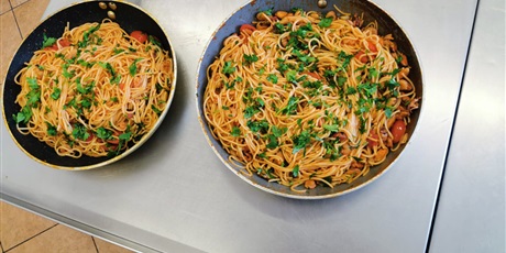 Powiększ grafikę: spaghetti z owocami morza podczas warsztatów kuchni włoskiej
