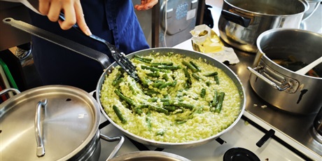 Powiększ grafikę: przygotowywanie risotto ze szparagami podczas warsztatów kuchni włoskiej 