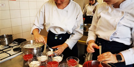 Powiększ grafikę: Olivia i Julia przygotowują deser tiramisu podczas warsztatów kuchni włoskiej 