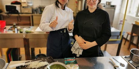 Powiększ grafikę: Klaudia i Julia podczas warsztatów kuchni włoskiej 