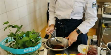 Powiększ grafikę: Natalia podczas warsztatów kuchni włoskiej 