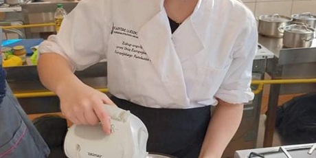Powiększ grafikę: Julia na stanowisku pracy  podczas warsztatów kuchni włoskiej 