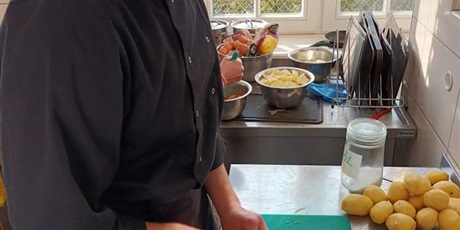 Powiększ grafikę: Piotrek podczas przygotowania tortilla de patatas w trakcie warsztatów kuchni hiszpańskiej 