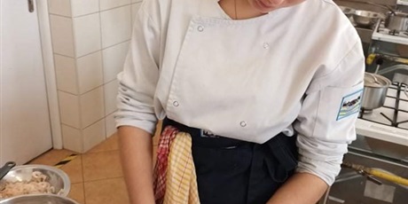 Powiększ grafikę: Oliwia podczas pracy na stanowisku w trakcie warsztatów kuchni hiszpańskiej 