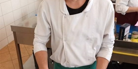 Powiększ grafikę: Konrad na stanowisku pracy  podczas warsztatów kuchni włoskiej 