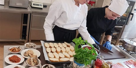 Powiększ grafikę: Agnieszka i Julia na stanowisku pracy  podczas warsztatów kuchni włoskiej 