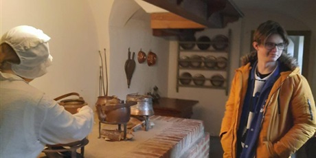 Powiększ grafikę: Uczeń ZSGH w kuchni w Muzeum Domu Uphagena w Gdańsku. 