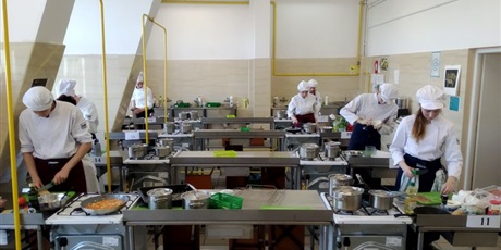 Powiększ grafikę: konkurs-la-cucina-italiana-2019-eliminacje-szkolne-115241.jpg