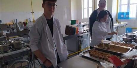 Powiększ grafikę: Młodzież z klasy 1m oraz nauczycielki przedmiotów zawodowych E. Wardzińska, J. Dubert, R. Król-Klusek, J. Budzyńska przygotowują ciasta na rzecz hospicjum.