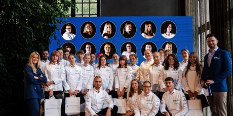 Powiększ grafikę: Magdalena Bławat z 5m i Alessia Czyżyk z 4n uczennicami Akademii Mistrzów Smaku by Belvedere