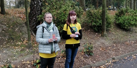 Powiększ grafikę: Młodzież z ZSGH kwestuje na cmentarzach na rzecz Hospicjum im. Dudkiewicza