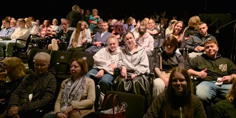 Powiększ grafikę: Młodzież ZSGH w Teatrze Wybrzeże na spektaklu "Żabusia"