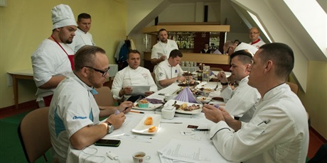 Powiększ grafikę: nie-zyje-pan-pawel-mieszala-juror-ogolnopolskiego-konkursu-kulinarnego-literacka-kuchnia-672938.jpg