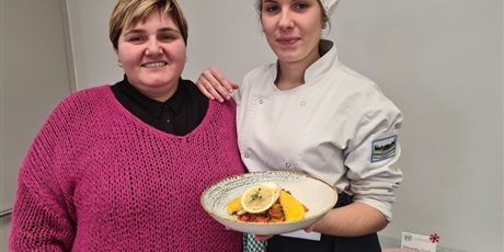 Powiększ grafikę: Oliwia Walkiewicz z klasy 3n zajęła I miejsce w V Wojewódzkim Konkursie Kulinarnym HIPOLIT CHEF