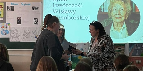 Powiększ grafikę: Wręczenie nagród uczestnikom  Projektu „Mistrzyni Szymborska”.