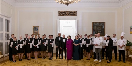 Uczniowie ZSGH obsługiwali obiad wydany przez  Prezydenta RP Karola Nawrockiego i Małżonkę 