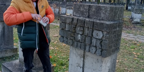 Uczniowie zapalili znicze na grobach ofiar terroru hitlerowskiego 