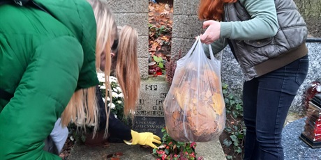 Powiększ grafikę: Uczniowie na Cmentarz Srebrzysko sprzątają groby żołnierzy AK