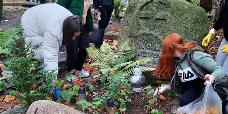 Powiększ grafikę: Uczniowie na Cmentarz Srebrzysko sprzątają groby żołnierzy AK