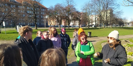 Powiększ grafikę: Uczniowie ZSGH z przewodniczką na spacerze z cyklu „Gdańskie Miniatury”.