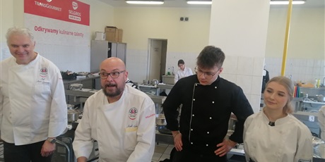 Powiększ grafikę: Uczniowie ZSGH na warsztatach kuchni włoskiej.
