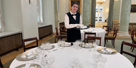 Powiększ grafikę: Nakrywanie stołów.