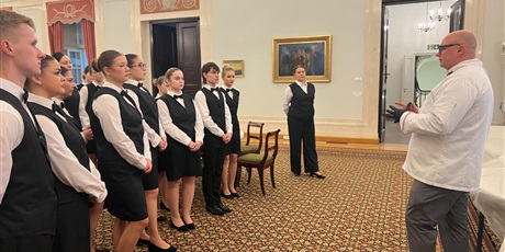 Powiększ grafikę: Odprawa z Panem Dyrektorem Łukaszem Miecznikowskim- omówienie dań serwowanych w trakcie obiadu.