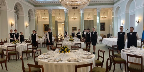 Powiększ grafikę: Młodzież gotowa do uroczystego obiadu.