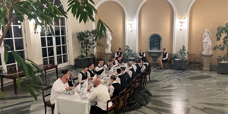 Powiększ grafikę: Wspólne biesiadowanie w Ogrodzie Zimowym.