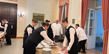 Powiększ grafikę: Przygotowanie stanowisk do serwowania dań.