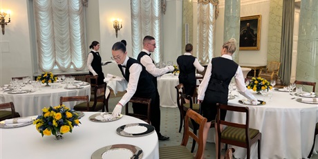 Powiększ grafikę: Nakrywanie stołów.