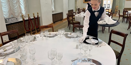 Powiększ grafikę: Nakrywanie stołów.