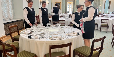 Powiększ grafikę: Nakrywanie stołów.