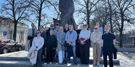 Powiększ grafikę: Przed Belwederem.