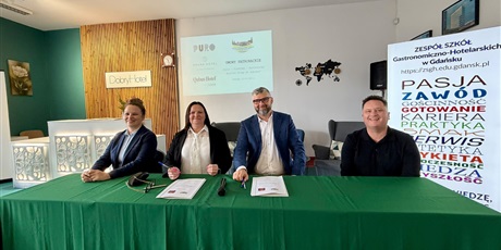 Powiększ grafikę: W ZSGH podpisano umowy patronackie z Grano Hotel Gdańsk RIVERSIDE,  PURO Hotel Gdańsk Stare Miasto, QUBUS Hotel Gdańsk