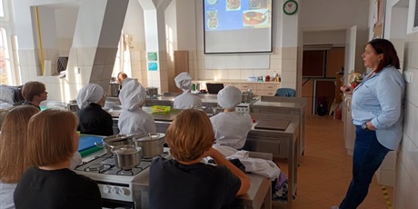 Powiększ grafikę: Nauczycielka technologii gastronomicznej Anna Krótki i uczestnicy projektu Erasmus+ „Śródziemnomorskie doświadczenia zawodowe”.