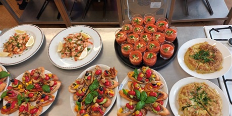 Powiększ grafikę: Potrawy kuchni hiszpańskiej wykonane przez uczestników projektu Erasmus+ „Śródziemnomorskie doświadczenia zawodowe”.