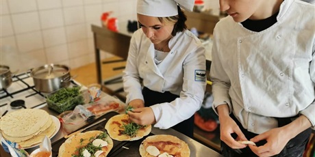 Warsztaty kuchni włoskiej uczestników projektu z ZSGH w Gdańsku przed rozpoczęciem swojej mobilności w Rimini