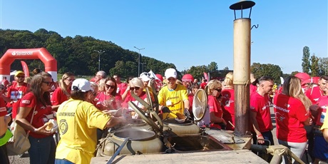 Powiększ grafikę: Wolontariusze ZSGH pomagali w organizacji siódmej edycji biegu pod nazwą Santander Pomaga