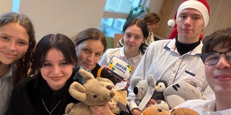 Powiększ grafikę: Wolontariusze ZSGH pomagali w organizacji spotkania świątecznego w Hospicjum Domowym dla Dzieci im. Ks. E. Dutkiewicza